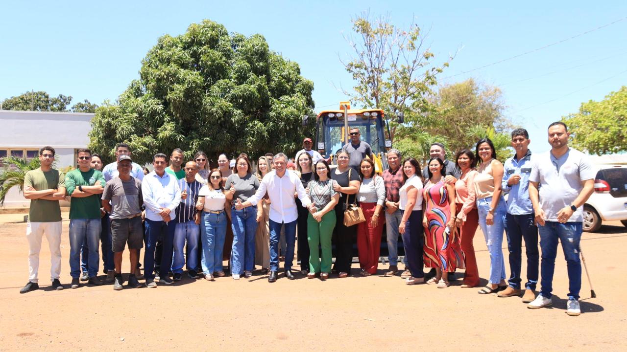 Prefeito Marcelo Costa entrega nova retroescavadeira para a Secretaria de Obras - Imagem 1