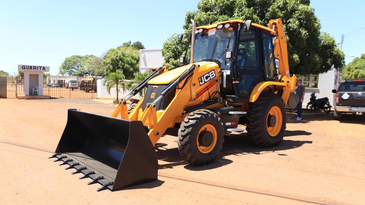 Prefeito Marcelo Costa entrega nova retroescavadeira para a Secretaria de Obras - Imagem 3