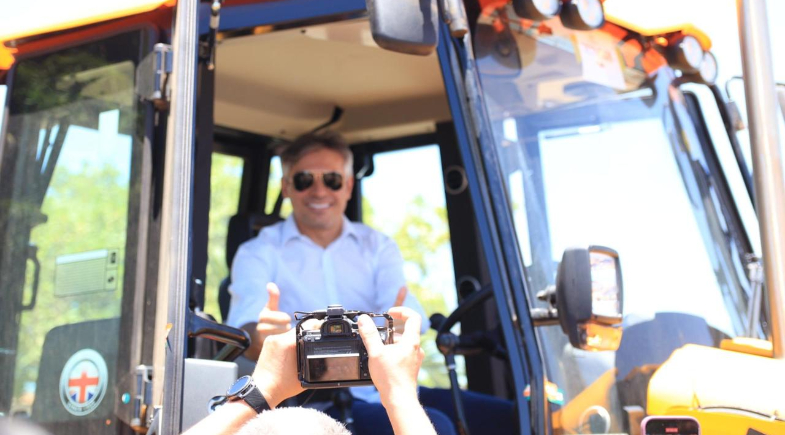 Prefeito Marcelo Costa entrega nova retroescavadeira para a Secretaria de Obras