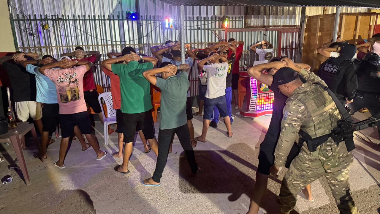 Homens são revistados pela polícia em baile de reggae | Foto: Polícia Militar