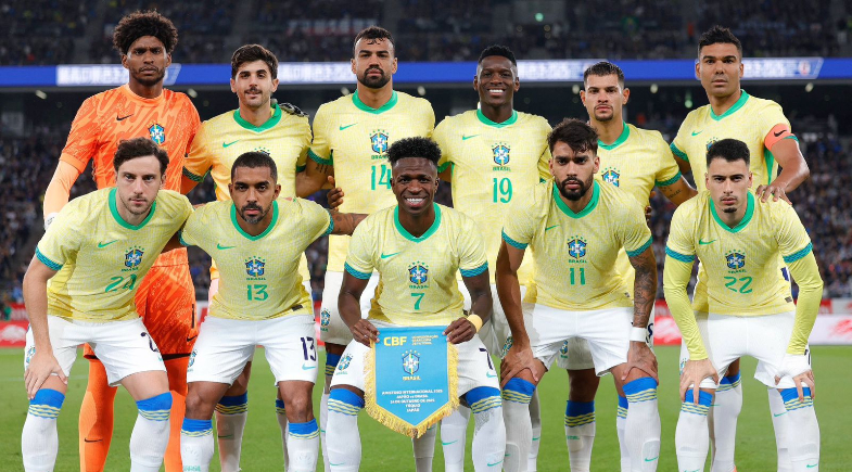 Seleção brasileira posando para foto antes do jogo | Divulgação/CBF