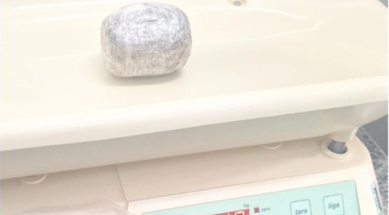  Substância semelhante à maconha foi retirado de cavidade anal da suspeita | Reprodução