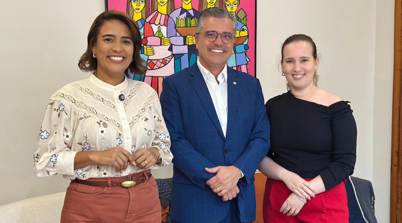 Prefeita Camila Barbosa participa de reunião na SEAD sobre o projeto Casa Legal