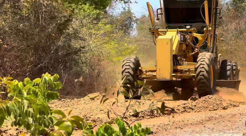 Obras de recuperação de estradas vicinais na zona Rural de Caraúbas do Piauí seguem a todo vapor