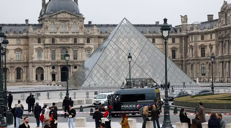 Entrada principal do Museu do Louvre, em Paris  | Gonzalo Fuentes/Reuters