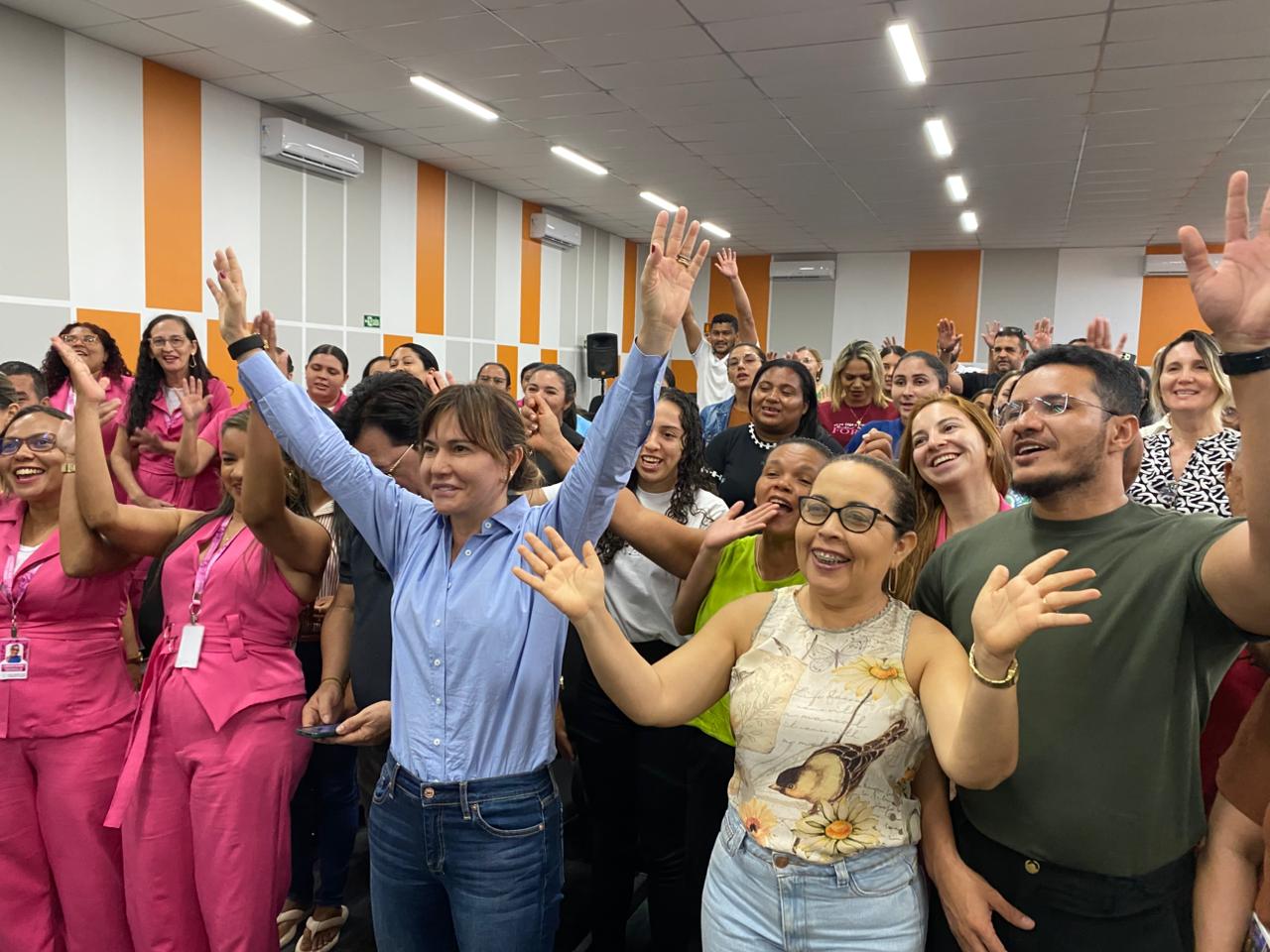 Prefeita Ivanária Sampaio se reúne com servidores da Escola Municipal Meire Fernandes em Esperantina - Imagem 3