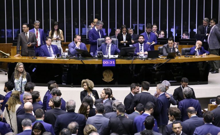 IRPF:deputado piauiense beija mão de Arthur Lira durante Votação na Câmara - Imagem 1