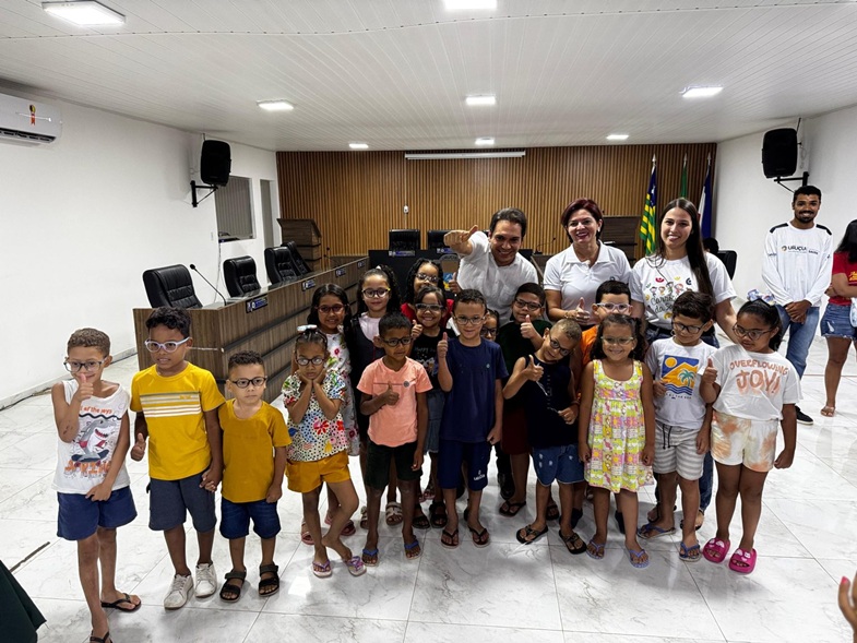 Prefeito Gilberto Júnior faz entrega de óculos para crianças atendidas pela Carretinha da Saúde