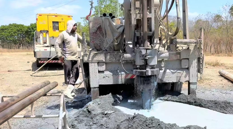 Prefeitura de Caraúbas do Piauí realiza serviços de perfuração de poços na zona Rural do município