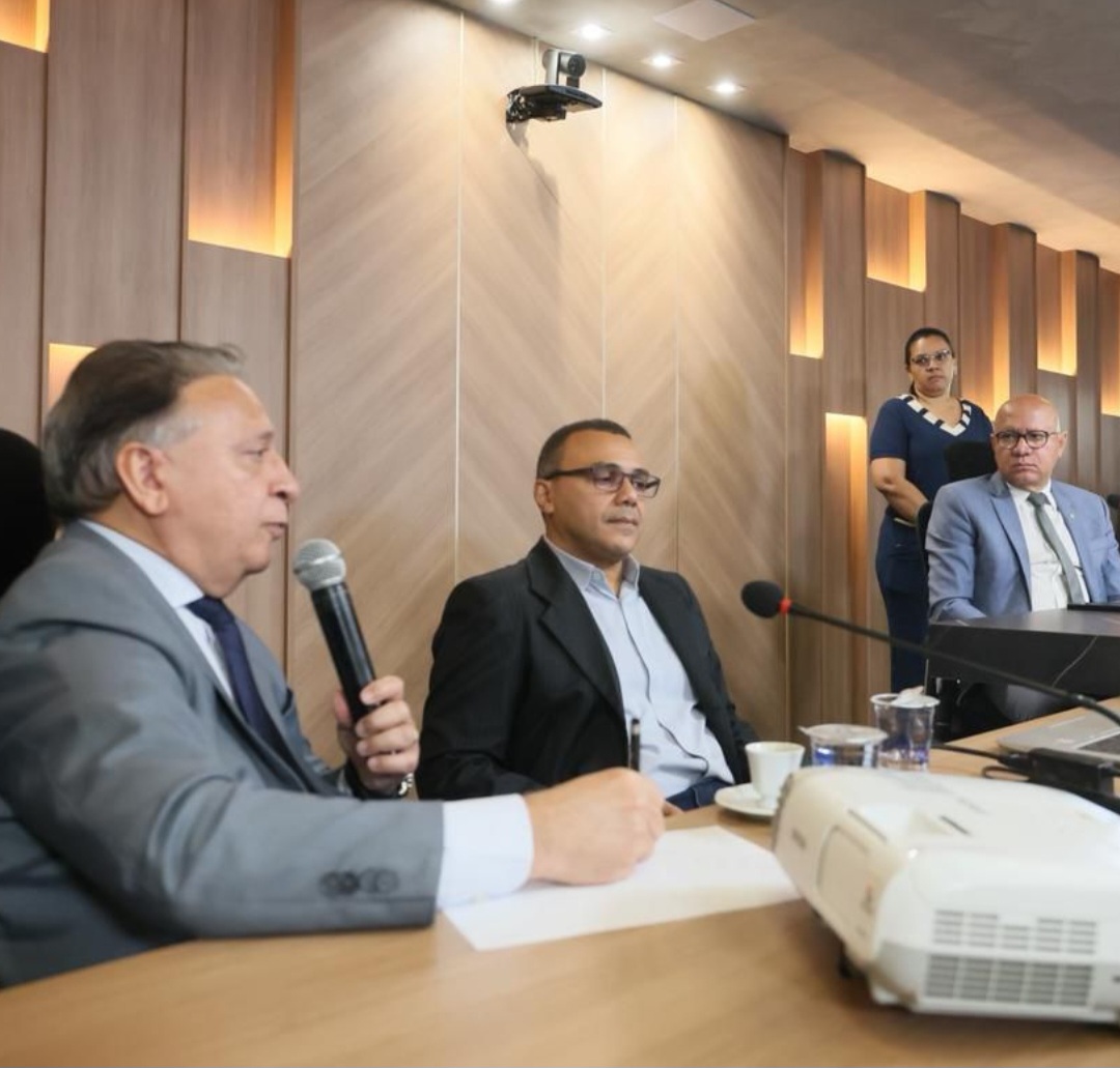 Secretário estadual da Fazenda, Emílio Júnior, e o deputado estadual Franzé Silva (PT) em audiência na Assembleia Legislativa