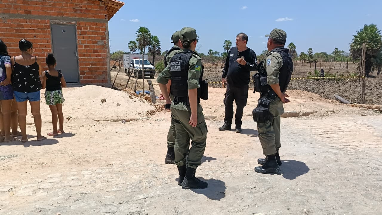 Policiais Militares no lugar onde jovem foi encontrada morta em Teresina | Foto: Saymon Lima