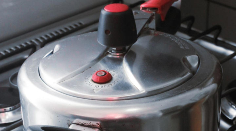 Puxar o pino da panela de pressão pode ser mais perigoso do que você imagina