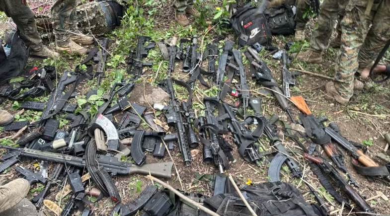 Armas apreenidas em operação do RJ | FOTO: TV Globo