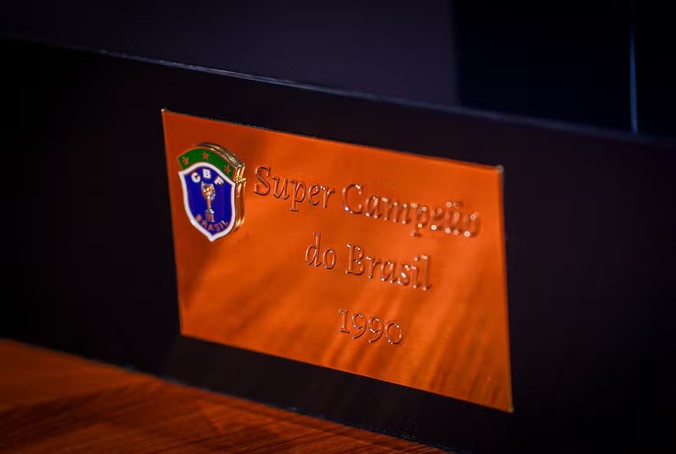 Detalhe da taça da Supercopa do Brasil que foi entregue ao Grêmio — Foto: CBF / Divulgação 