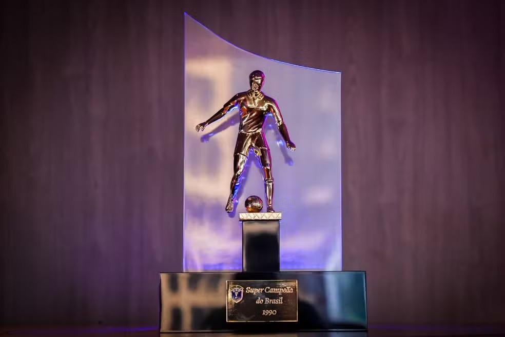 Taça da Supercopa do Brasil de 1990 foi entregue ao Grêmio nesta quarta-feira — Foto: CBF / Divulgação 