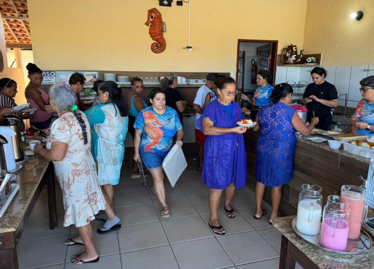 Idosos de Jardim do Mulato vivem dias de lazer no litoral do Piauí - Imagem 2
