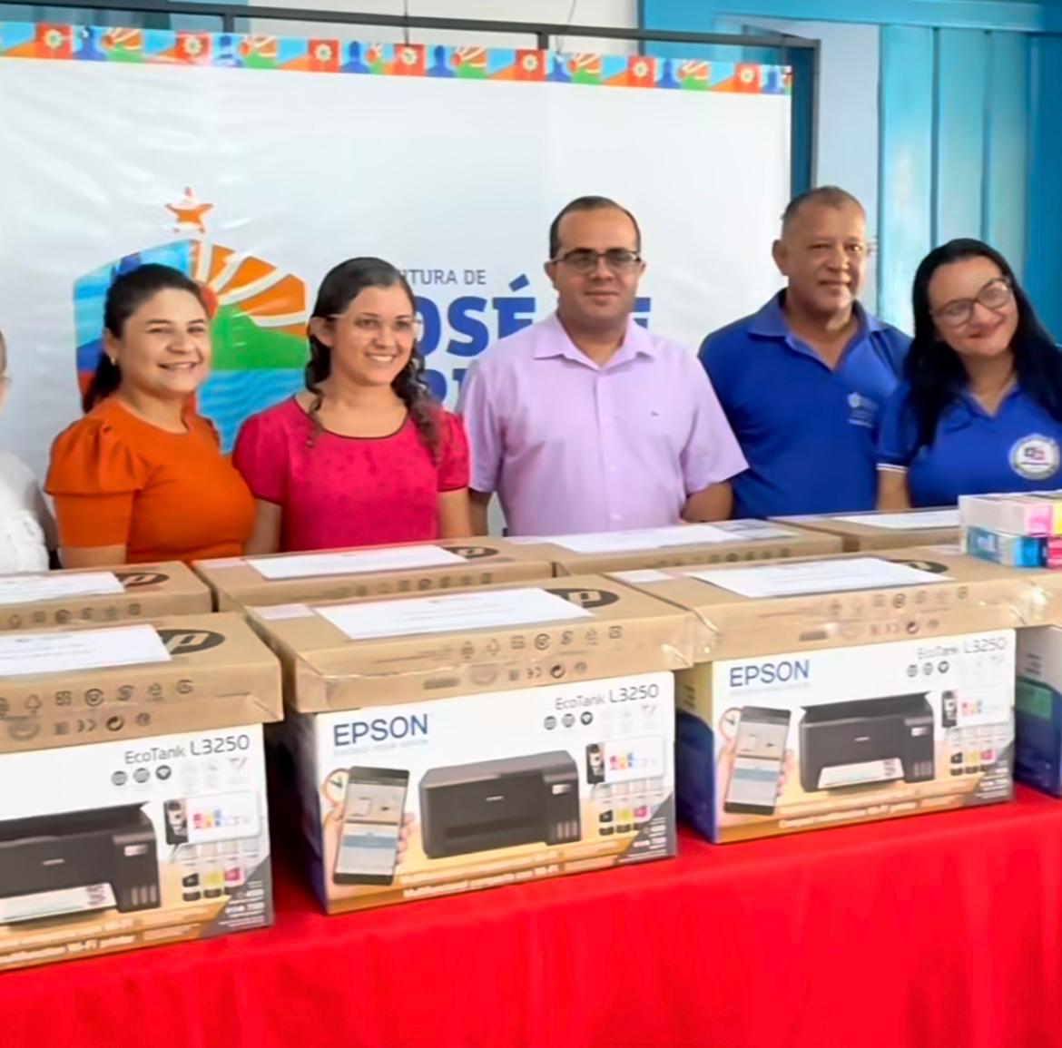 Entrega de equipamentos de informática - Foto: Secretaria Municipal de Educação de José de Freitas