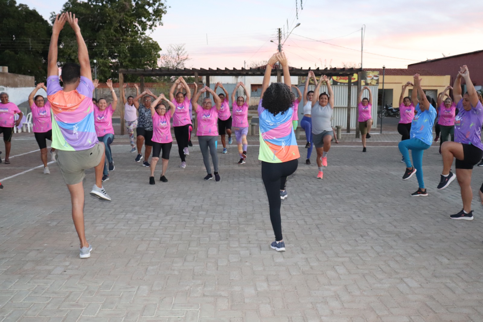 Mulheres do PAIF participam de aulão de dança e palestra sobre saúde no bairro Santa Luzia - Imagem 1