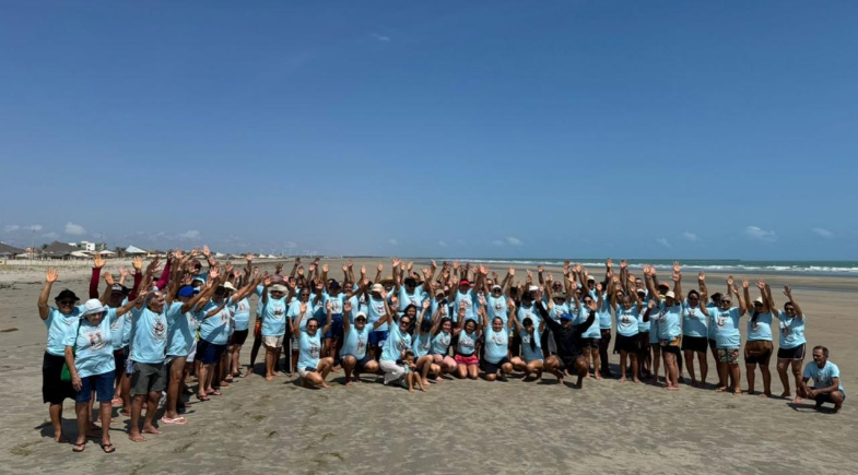 Idosos de Jardim do Mulato vivem dias de lazer no litoral do Piauí