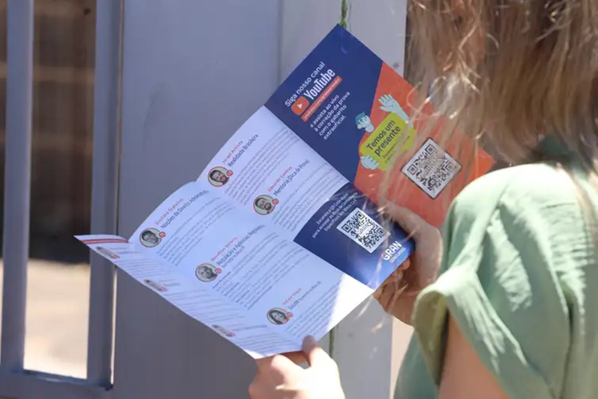 Candidata aguarda para entrar no local onde fará a prova objetiva do Concurso Público Nacional Unificado (CNU). Foto:  Valter Campanato/Agência Brasil