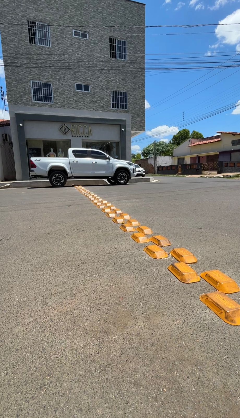 Prefeitura de Esperantina instala tachões refletivos em pontos estratégicos para reforçar a segurança no trânsito - Imagem 2