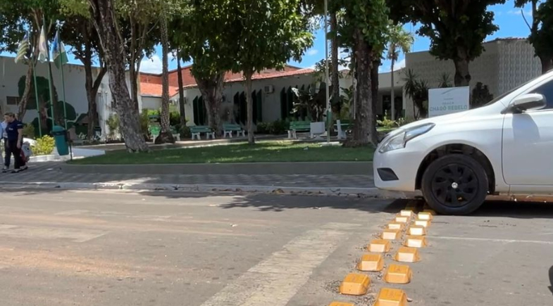 Prefeitura de Esperantina instala tachões refletivos em pontos estratégicos para reforçar a segurança no trânsito