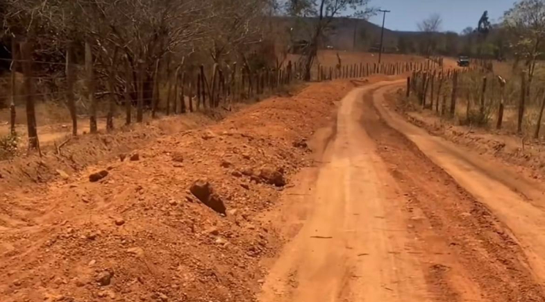 Obras de recuperação de estradas vicinais na zona Rural de Caracol seguem a todo vapor