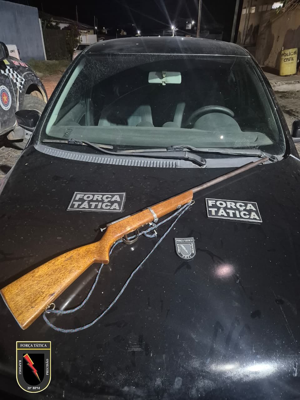 Carro e espingarda apreendidos./Foto: 20° BPM