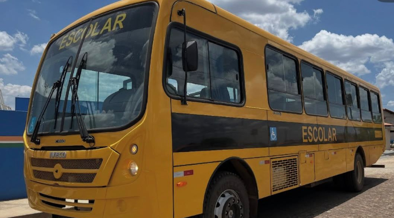 Prefeitura de Caxingó realiza entrega de novo ônibus escolar