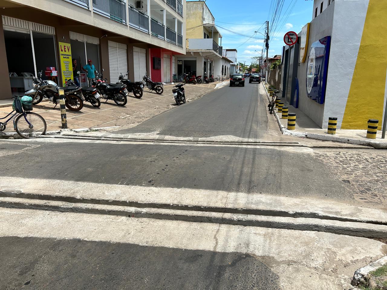 Prefeitura realiza serviços de melhoramento em canaletas para aprimorar o escoamento das águas em importantes vias de Esperantina - Imagem 3