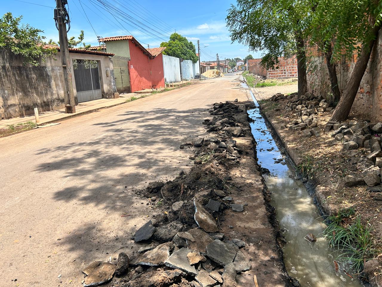 Prefeitura realiza serviços de melhoramento em canaletas para aprimorar o escoamento das águas em importantes vias de Esperantina - Imagem 2