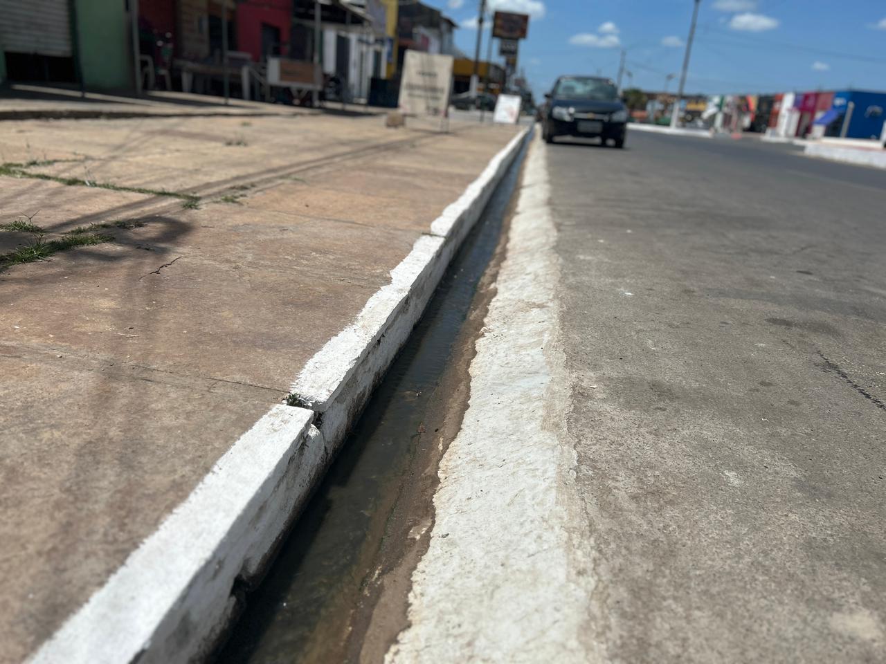 Prefeitura realiza serviços de melhoramento em canaletas para aprimorar o escoamento das águas em importantes vias de Esperantina - Imagem 7