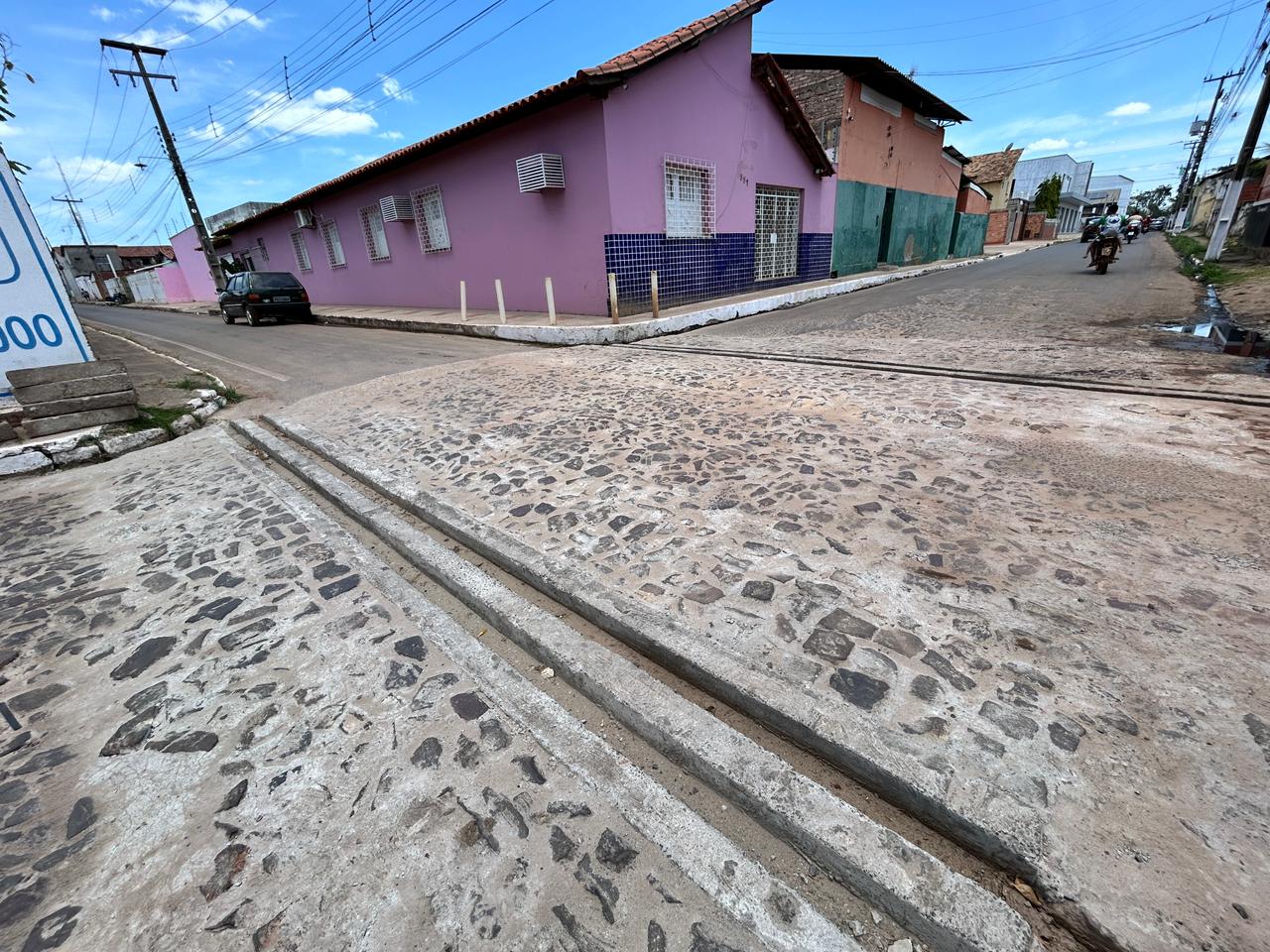 Prefeitura realiza serviços de melhoramento em canaletas para aprimorar o escoamento das águas em importantes vias de Esperantina - Imagem 1