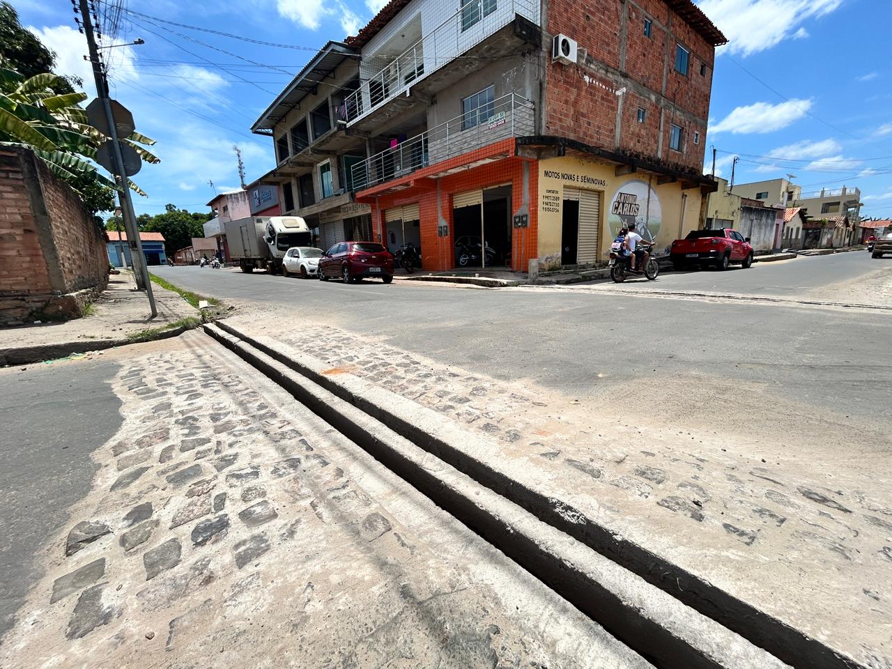 Prefeitura realiza serviços de melhoramento em canaletas para aprimorar o escoamento das águas em importantes vias de Esperantina - Imagem 4