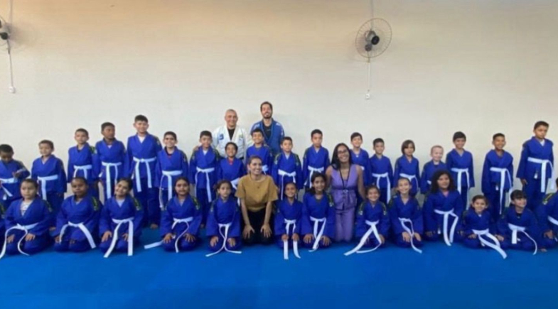 Prefeitura de Caracol realiza entrega de kimonos para alunos do projeto de Judô no município
