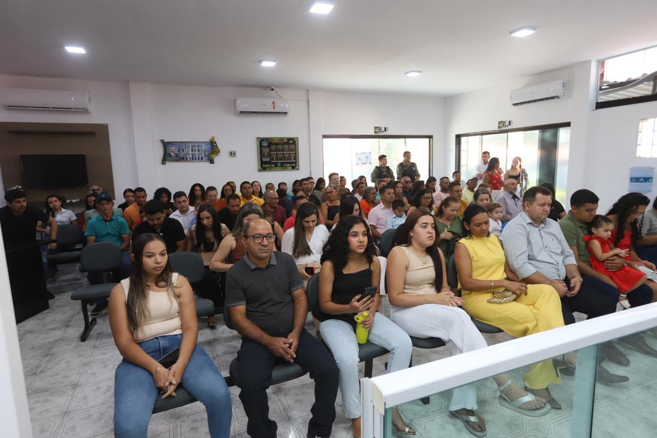 Prefeito empossa aprovados em concurso público em Manoel Emídio | Foto: Divulgação