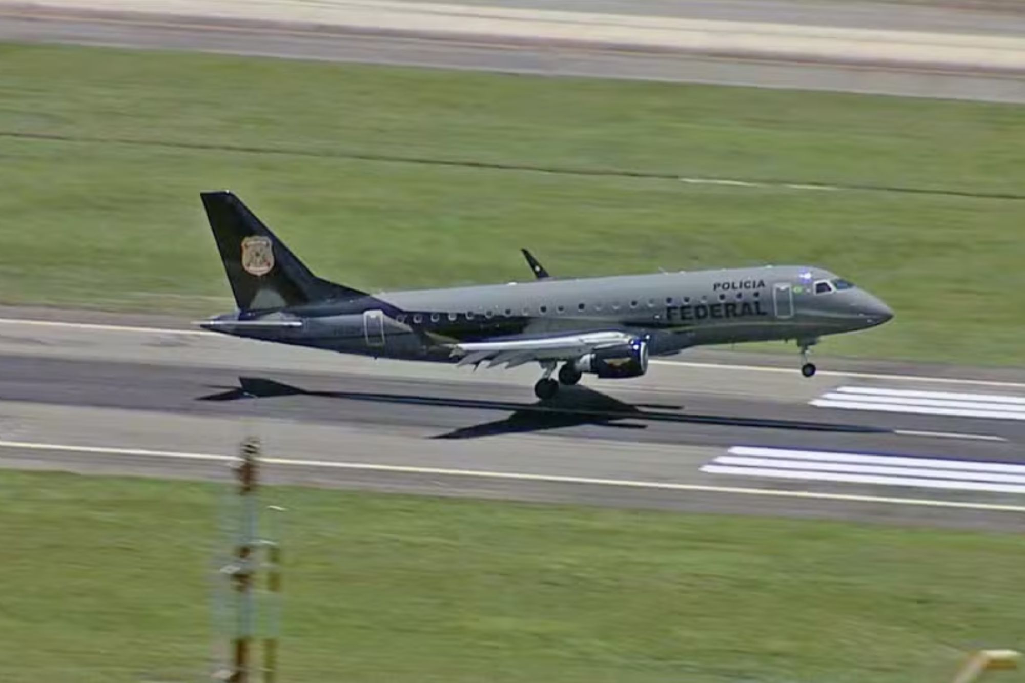 Avião da PF pousando no Galeão  | Foto: Genilson Araújo/TV Globo 