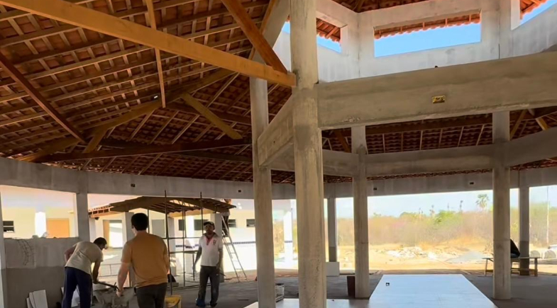 Obra de construção de nova escola do bairro Visgueirão em Juazeiro do Piauí avança em ritmo acelerado