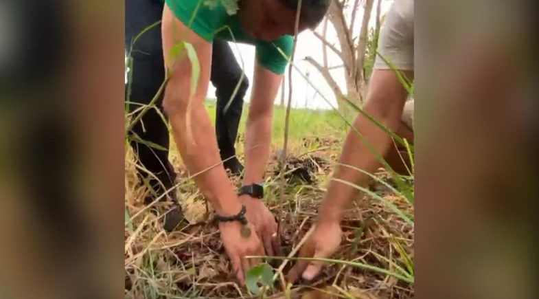 Prefeitura de Água Branca realiza ação de reflorestamento às margens da Orla do Açude