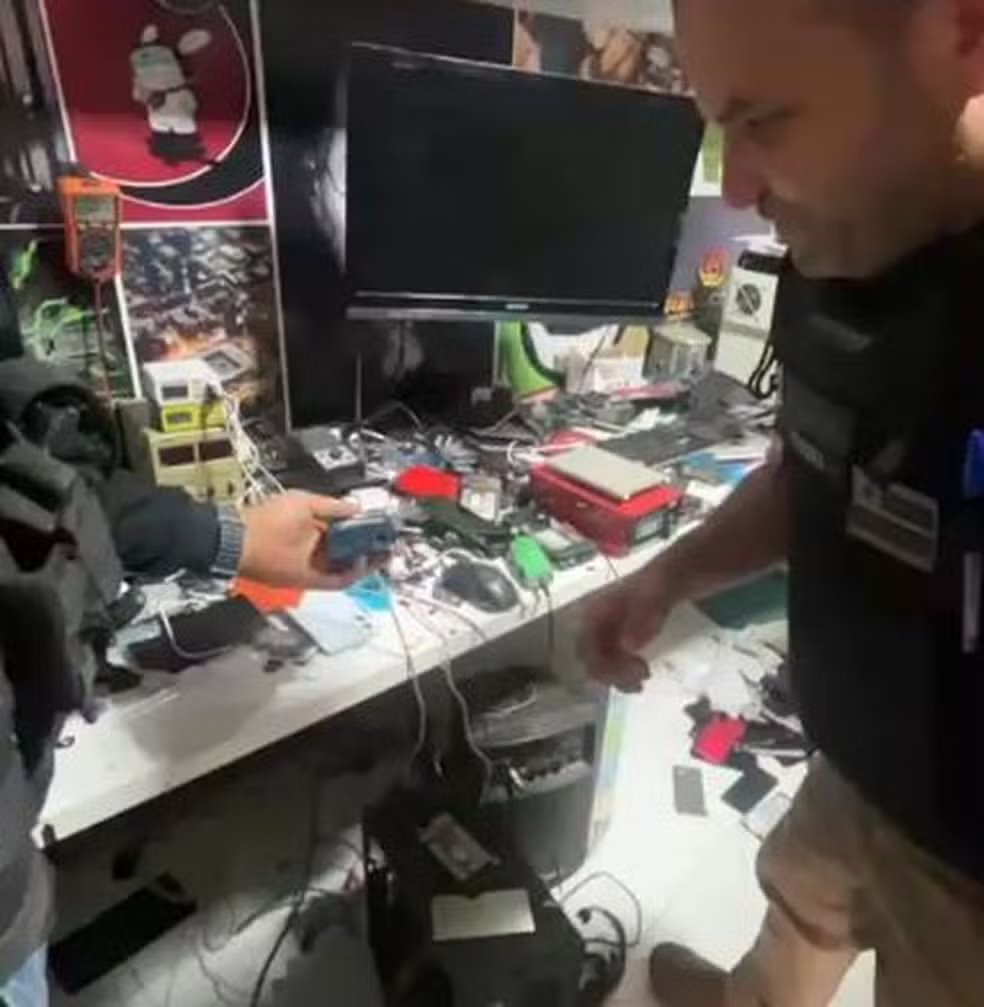 Aparelho usado para desbloquear celular — Foto: Reprodução/TV Globo 