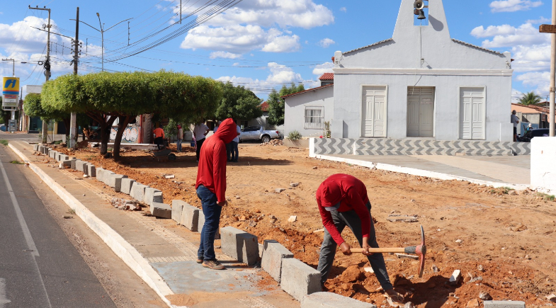 Prefeitura intensifica obras para entregar Praça da Igreja de Santa Luzia antes dos festejos