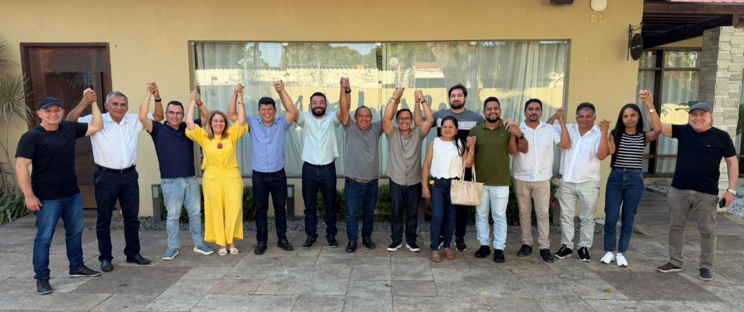 Deputado estadual Rubens Vieira e o prefeito de Parnaíba, Francisco Emanuel, com vereadores da base 