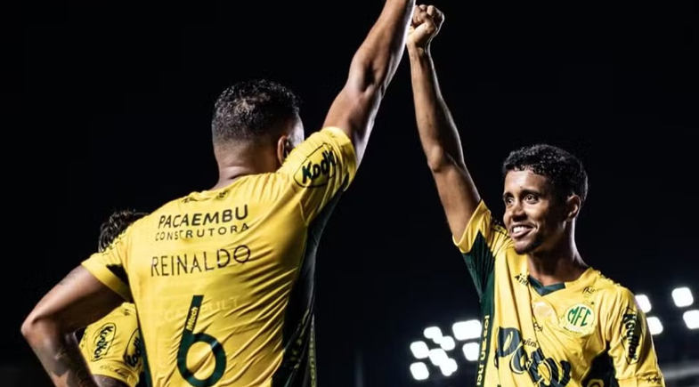 Reinaldo e Gabriel comemoram gol do Mirassol contra o Santos | Pedro Zacchi/Agência Mirassol