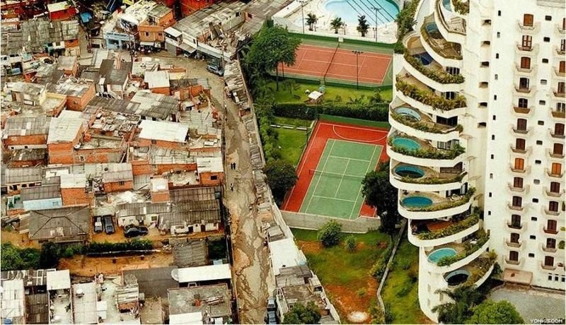 Casas de Paraisópolis e prédio de luxo no Morumbi: separados por um muro, com estatísticas bem diferentes - Foto: Tuca Vieira 