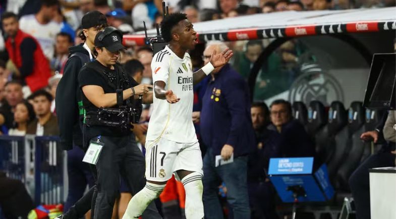Vini Jr. questionou comissão técnica por substituição no clássico contra o Barcelona — Foto: Reuters