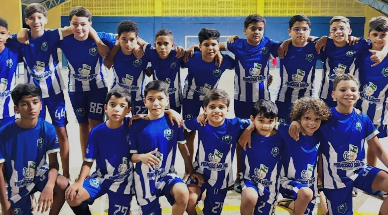 Prefeitura de Francisco Santos realiza entrega de novo uniforme para alunos da Escolinha de Futebol Infantil