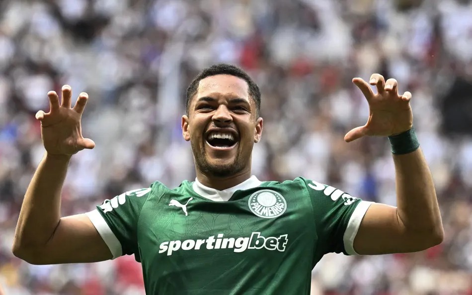 Vitor Roque é a principal novidade na lista de Carlo Ancelotti - Foto: Mateus Bonomi/AGIF 