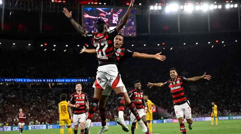Bruno Henrique e Samuel Lino comemoram em Flamengo 3 x 0 Sport, no Maracanã |  André Durão