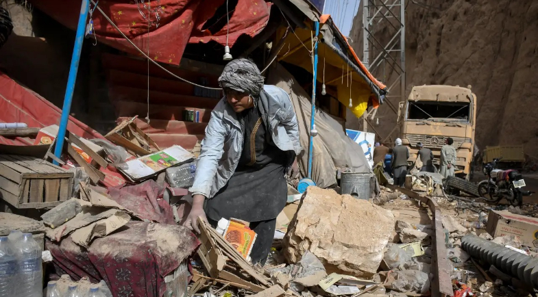 Loja danificada por terremoto em Tang-e Tashqurghan, no distrito de Khulm, província de Samangan. | (Atif Aryan/AFP)