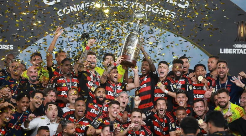 Elenco do Flamengo levanta a taça da Libertadores 2025 | Hector Vivas/Getty Images